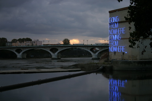 Pont des Catalans et centrale électrique du Bazacle, œuvre d'art néon de Maurizio Nannucci